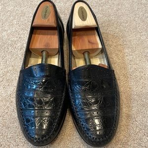 Mens black loafer.  Does not include shoe trees.